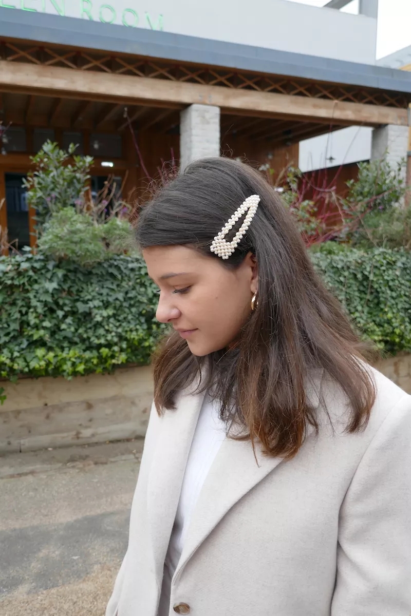 “懐かしのヘアピン”再び！　ロンドンコレで大流行中